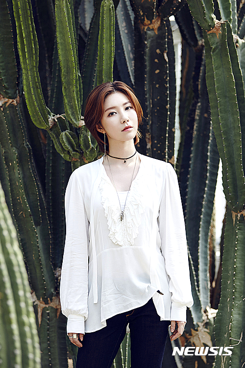 【서울=뉴시스】조인우 기자 = 가수 제이민(J-Min)이 9일 디지털 싱글 '레디 포 유어 러브(Ready For Your Love)'를 발표한다. 소속사 SM엔터테인먼트에 따르면 타이틀곡 '레디 포 유어 러브'는 과거의 상처를 극복하고 새로운 사랑을 받아들일 준비가 된 여자의 마음을 담은 몽환적인 분위기의 어번 팝이다. 특유의 청아한 음색과 한층 짙어진 감성이 돋보이는 노래다. 수록곡 '송 온 마이 기타(Song On My Guitar)'는 2014년 일본에서 낸 첫 정규 앨범 '크로스 더 보더(Cross The Border)' 실린 동명 노래를 한국어 버전으로 바꾼 것이다. 독특한 기타 사운드가 인상적인 미디엄 템포의 모던 록으로 '레디 포 유어 러브'와는 다른 매력을 느낄 수 있다. 2007년 일본에서 먼저 데뷔한 제이민은 국내 앨범 활동은 물론 '더킹투하츠' '아름다운 그대에게' '학교2013' 등 다양한 드라마 OST에 참여하며 가창력을 인정 받았다. 최근 '헤드윅: 뉴 메이크업' '인 더 하이츠' '올슉업' '삼총사' '잭 더 리퍼' 등 뮤지컬에 출연하며 뮤지컬 배우로도 활약하고 있다. join@newsis.com