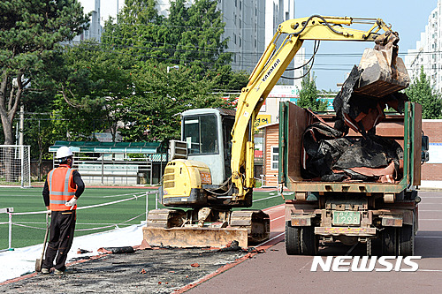 【광주=뉴시스】신대희 기자 = 광주 광산구가 납 기준치를 초과한 학교의 운동장 탄성포장재(일명 우레탄 트랙) 철거에 나섰다. 사진은 5일 비아중학교의 우레탄 트랙 841㎡를 걷어내는 작업이 펼쳐지고 있는 모습. 2015.08.05. (사진=광산구청 제공)&nbsp; photo@newsis.com 