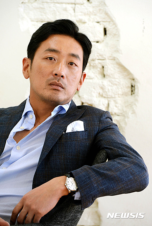 【서울=뉴시스】박주성 기자 = 영화 '터널'에서 정수 역을 맡은 배우 하정우가 5일 오후 서울 삼청동의 한 카페에서 뉴시스와 인터뷰 전 포즈를 취하고 있다. 2016.08.05.&nbsp; park7691@newsis.com