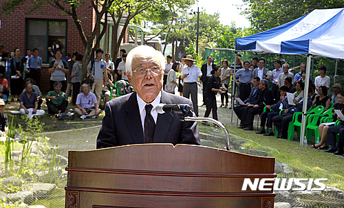 【합천=뉴시스】김기진 기자 = 6일 경남 합천원폭복지회관 내 위령각에서 제71주기 원폭피해 영령을 위한 추모제가 거행됐다. 추모제에 참석한 일본 히라오카 다카시(88) 전 히로시마 시장은 '식민지 지배와 원폭피해에 대한 일본정부 사죄 필요하다'고 말했다. 2016.08.06. sky@newsis.com