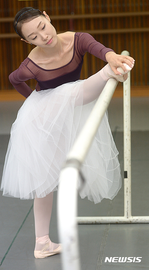 【서울=뉴시스】이영환 기자 = 김나은 유니버설발레단 수석무용수가 2일 오후 서울 광진구 유니버설발레단에서 뉴시스와 인터뷰를 앞두고 포즈를 취하고 있다. 2016.08.07. 20hwan@newsis.com