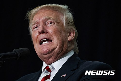 【윈덤=AP/뉴시스】미국 공화당 대선 후보 도널드 트럼프가 6일(현지시간) 뉴햄프셔주 윈덤에서 선거 유세를 하고 있다. 2016.8.9.
