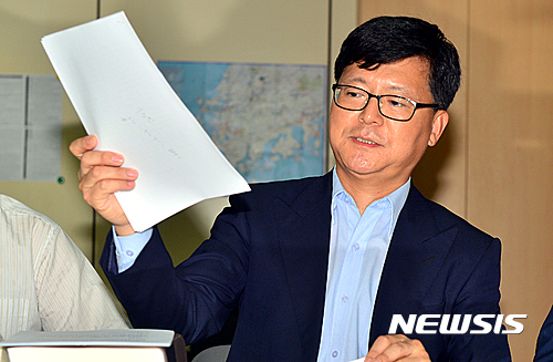 【광주=뉴시스】류형근 기자 = 광주지방검찰청 강력부 박영빈 부장검사는 지난 2001년 2월4일 발생한 전남 나주 드들강 여고생 성폭행 살해사건에 대해 재수사를 벌여 15년만인 7일 용의자 김모(39)씨를 강간 등 살인 혐의로 기소하고 전자장치부착명령을 청구했다고 밝혔다. 2016.08.07. hgryu77@newsis.com