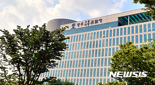 【광주=뉴시스】류형근 기자 = 광주지방검찰청 강력부 박영빈 부장검사는 지난 2001년 2월4일 발생한 전남 나주 드들강 여고생 성폭행 살해사건에 대해 재수사를 벌여 15년만인 7일 용의자 김모(39)씨를 강간 등 살인 혐의로 기소하고 전자장치부착명령을 청구했다고 밝혔다. 사진은 광주지방검찰청. 2016.08.07. hgryu77@newsis.com