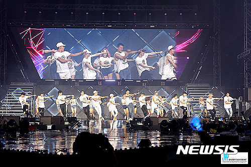 [리뷰] "저 계속 껴서 해도 괜찮죠?"…박진영 자아실현의 현장, '2016 JYP NATION'