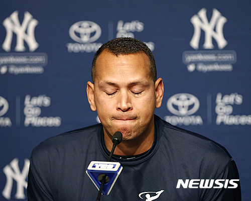 【뉴욕=AP/뉴시스】미국프로야구(MLB) 뉴욕 양키스의 슈퍼스타 알렉스 로드리게스(41)가 8일(한국시간) 열린 기자회견장에서 은퇴를 발표했다. 로드리게스는 오는 2017년 12월까지 팀에 남아 특별 자문 역할을 수행하게 된다.
