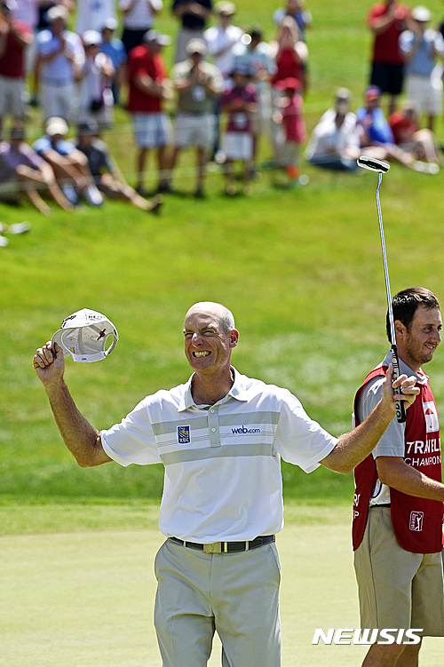 [크롬웰=AP/뉴시스]짐 퓨픽이 지난 2016년 8월7일 미국 코네티컷주에서 열린 PGA 트래블러스 챔피언십 에서 58타를 기록한 뒤 기뻐하고 있다. 