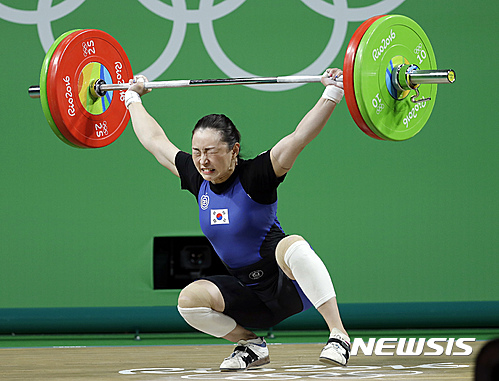 【리우데자네이루(브라질)=AP/뉴시스】8일(한국시각) 브라질 리우데자네이루 센트루 파빌리온 2에서 열린 2016 리우데자네이루 올림픽 여자 53kg급에서 한국 윤진희가 역기를 들어올리고 있다.&nbsp; 윤진희는 중국의 리야쥔, 대만의 쉬스칭, 필리핀의 디아스 하이딜린에 이어 4위였지만 중국 리야쥔이 실격 처리돼 동메달을 얻었다. 2016.08.08.