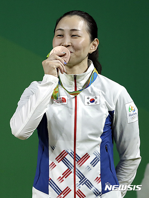 【리우데자네이루(브라질)=AP/뉴시스】8일(한국시각) 브라질 리우데자네이루 센트루 파빌리온 2에서 열린 2016 리우데자네이루 올림픽 여자 53kg급에서 동메달을 딴 한국 윤진희가 메달에 입을 맞추고 있다.&nbsp; 윤진희는 중국의 리야쥔, 대만의 쉬스칭, 필리핀의 디아스 하이딜린에 이어 4위였지만 중국 리야쥔이 실격 처리돼 동메달을 얻었다. 2016.08.08.