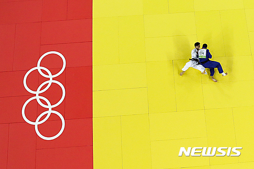 [리우데자네이루=AP/뉴시스] 유도 경기 장면. 2016.08.08.
