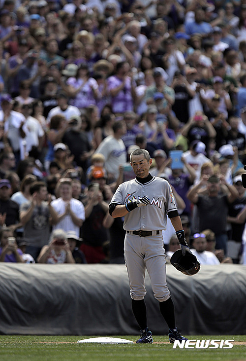 【덴버(미국)=AP/뉴시스】스즈키 이치로(42·마이애미 말린스)는 8일(한국시간) 미국 콜로라도주 덴버 쿠어스필드에서 열린 2016 메이저리그(MLB) 콜로라도 로키스와의 경기에서 중견수 겸 6번타자로 선발 출전해 메이저리그 통산 3000안타 대기록을 작성했다. 이치로가 7회초 1사 주자 없는 상황에서 콜로라도의 2번째 투수를 상대로 우전 3루타를 때린 뒤 담담한 표정을 짓고 있다. 2016.08.08