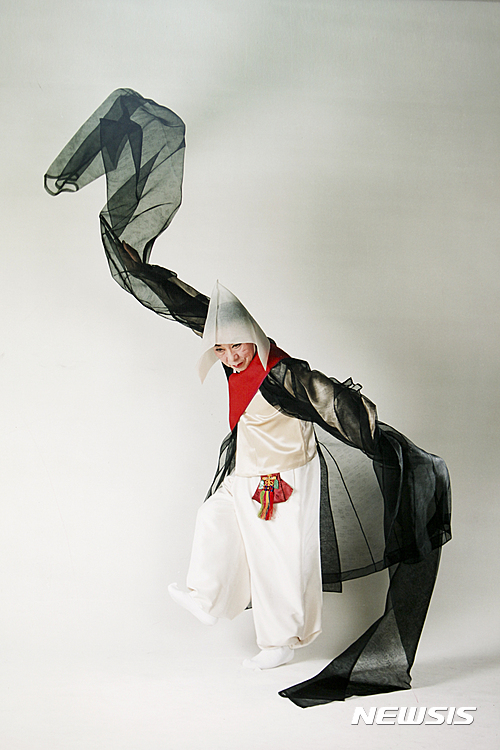 [서울=뉴시스]이매방 '승무'. (사진=뉴시스DB) photo@newsis.com
