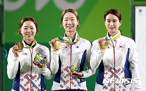 【리우데자네이루(브라질)=뉴시스】고범준 기자 = 8일(한국시간) 브라질 리우데자네이루 삼보드로모 양궁 경기장에서 열린 2016 브라질 리우올림픽 여자 양궁 단체전 대한민국과 러시아의 결승전에서 금메달을 획득한 한국 대표팀 장혜진(왼쪽부터), 최미선, 기보배가 메달을 들고 포즈를 취하고 있다. 한국 여자 양궁 단체전 대표팀은 러시아를 상대로 세트스코어 5-1로 승리하며 정상에 올랐다. 2016.08.08. bjko@newsis.com