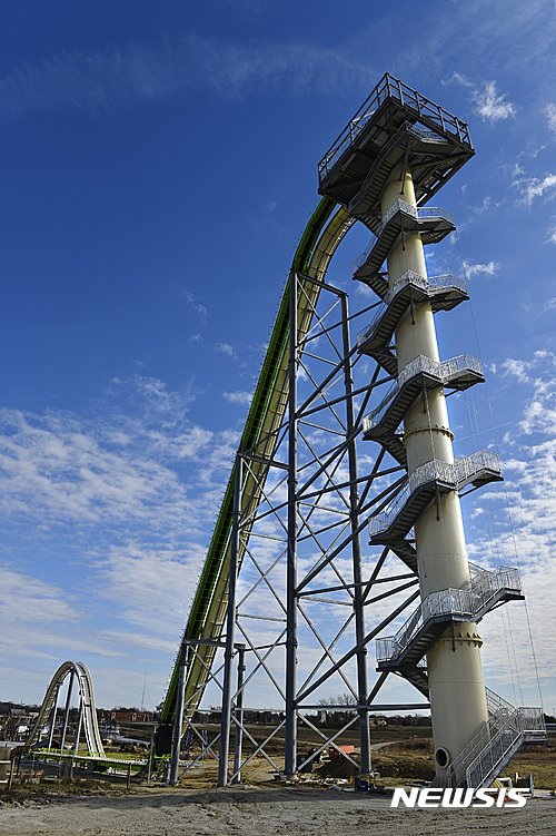 【캔사스시티=AP/뉴시스】미국 캔자스주 캔사스시티의 슐리터반 물놀이공원의 세계최고 높이 워터슬라이드에서 12세 소년이 7일(현지시간) 숨졌다고 캔자스 경찰의 캐머런 모건 대변인이 발표했다. 사진은 슐리터반 워터파크의 51.4m 높이의 워터 슬라이드 모습. 