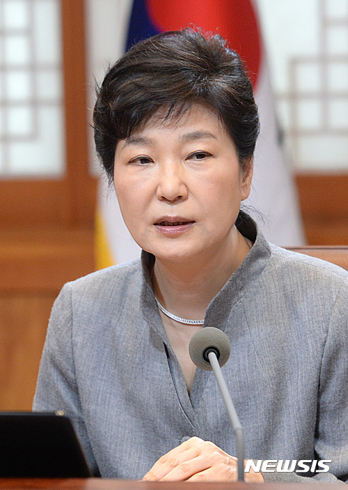 【서울=뉴시스】전진환 기자 = 박근혜 대통령이 8일 오전 청와대 집현실에서 수석비서관회의를 주재하며 모두발언을 하고 있다. 2016.08.08. amin2@newsis.com