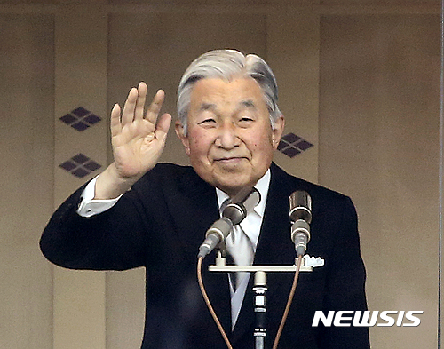 【도쿄=AP/뉴시스】아키히토 일왕이 8일 NHK 등을 통해 방송된 사전녹화 영상에서 생전퇴위 입장을 밝혔다. 사진은 지난 해 12월 23일 82세 생일을 맞아 도쿄 왕궁 발코니에서 손을 흔들고 있는 모습. 2016.08.08