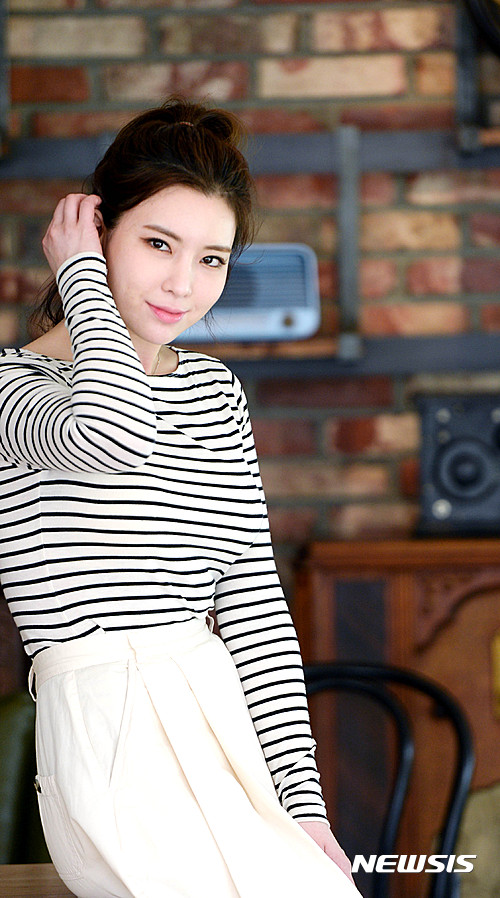 【서울=뉴시스】박주성 기자 = 뮤지컬 '위키드'에서 글린다 역을 맡은 배우 정선아가 8일 오후 서울 삼청동의 한 카페에서 뉴시스와 인터뷰 전 포즈를 취하고 있다. 2016.08.08.&nbsp; park7691@newsis.com