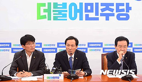 【서울=뉴시스】전신 기자 = 더불어민주당 우상호 원내대표가 9일 서울 여의도 국회에서 열린 원내대책회의에서 모두발언하고 있다. 2016.08.09&nbsp; photo1006@newsis.com