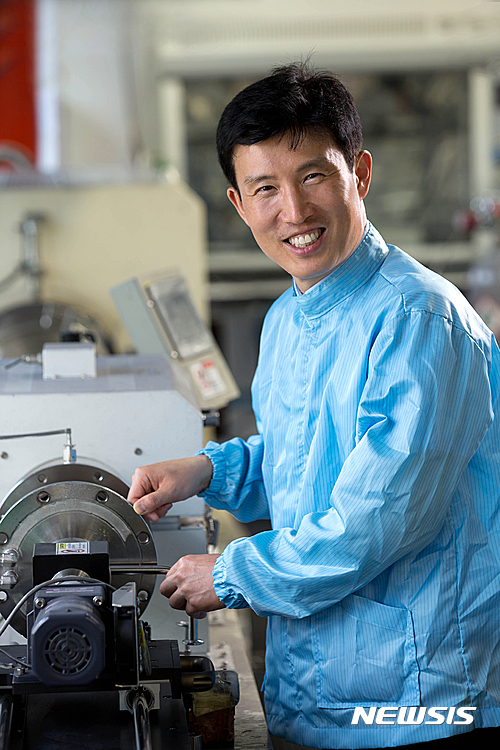 【울산=뉴시스】구미현 기자 = UNIST는 에너지 및 화학공학부 조재필 교수팀이 기존 음극소재인 흑연보다 45% 용량을 늘린, 고출력 '흑연·실리콘 복합체'를 개발했다고 9일 밝혔다. 조재필 교수가 실리콘 음극소재 파일럿 플랜트 앞에 서 있다. 2016.08.09. (사진=UNIST 제공)&nbsp;&nbsp; photo@newsis.com