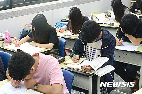 【서울=뉴시스】권현구 기자 = 2017학년도 대학수학능력시험을 100일 앞둔 9일 오전 서울 성북구 강북세일학원에서 고3 수험생들이 공부를 하고 있다. 2016.08.09.&nbsp;&nbsp; stoweon@newsis.com