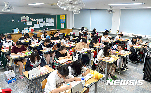 【창원=뉴시스】김동민 기자 = 2017학년도 대학수학능력시험을 100일 앞둔 9일 오후 경남 창원시 의창구 창원 명지여자고등학교에서 고3 수험생들이 공부를 하고 있다. 2016.08.09. life@newsis.com