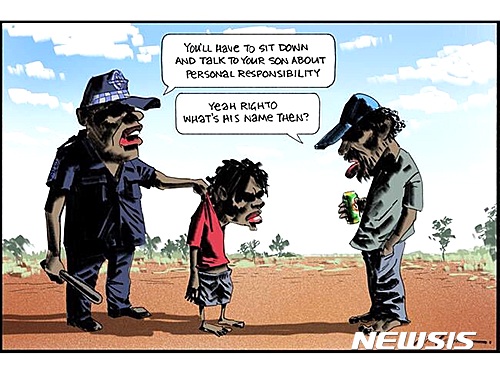 【서울=뉴시스】지난 5일(현지시간) 호주 일간 디오스트레일리안이 아들의 이름조차 기억 못하는 원주민 남성이 맥주 캔을 손에 들고 취한 모습이 담긴 만평을 실어 인종차별 논란이 일고 있다. 그는 원주민 소년을 붙잡은 원주민 경찰관과 대화를 나눈다. 경찰관이 원주민 남성에게 아들을 인계하면서 