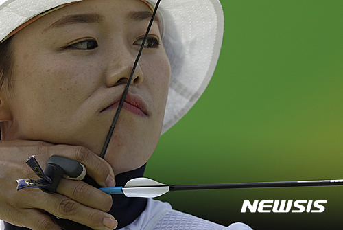 【리우데자네이루(브라질)=AP/뉴시스】 한국 장혜진이 10일(한국시간) 브라질 리우 삼보드로무 경기장에서 열린 2016 리우데자이네루 올림픽 양궁 여자 개인전 32강에서 활 시위를 당기고 있다. 2016.08.10.