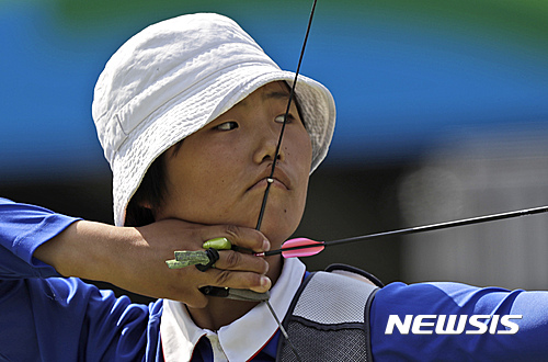 【리우데자네이루(브라질)=AP/뉴시스】 북한 강은주가 10일(한국시간) 리우 삽보드로모 경기장에서 열린 2016 리우데자이네루 올림픽 양궁 여자 개인전 토너먼트에서 활시위를 당기고 있다. 2016.08.10.