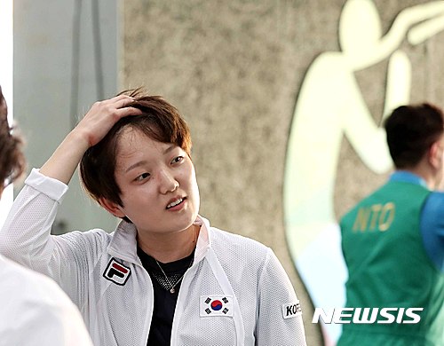 【리우데자네이루(브라질)=뉴시스】고범준 기자 = 10일(한국시간) 브라질 리우데자네이루 올림픽 슈팅 센터에서 열린 2016 브라질 리우올림픽 여자 사격 25m 권총 본선 경기, 대한민국 김장미가 경기를 마치고 사로를 나서고 있다.  이날 김장미는 582점으로 9위를 기록해 8명이 겨루는 결선 진출에는 실패했다. 2016.08.10.  bjko@newsis.com
