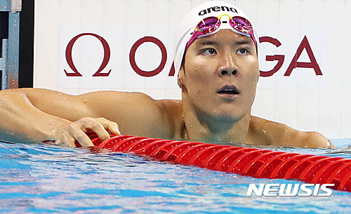 【리우데자네이루(브라질)=뉴시스】 장세영 기자 = 박태환이 10일 (한국시간) 브라질 리우데자네이루의 올림픽 수영경기장에서 열린 2016 리우올림픽 남자 자유형 100ｍ 예선에서 역영을 펼치고 기록을 확인하고 있다. 주 종목인 자유형 400ｍ와 200ｍ에서 예선 탈락한 박태환은 남자 자유형 100ｍ 예선에서 49초24의 기록으로 4조 4위를 차지했다. 2016.08.10. photothink@newsis.com  