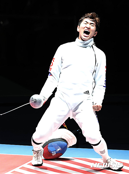 【리우데자네이루(브라질)=뉴시스】 장세영 기자 = 박상영은 10일(한국시간) 브라질 리우데자네이루 올림픽파크 카리오카 아레나3에서 열린 남자 펜싱 에페 개인전 결승에서 헝가리의 게자 임래을 꺽고 금메달을 획득하고 환호하고 있다. 2016.08.10. photothink@newsis.com