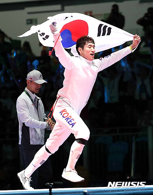 【리우데자네이루(브라질)=뉴시스】고범준 기자 = 10일(한국시간) 브라질 리우데자네이루 올림픽파크 카리오카 아레나 3에서 열린 2016 브라질 리우올림픽 펜싱 남자 에페 개인전 결승에서 금메달을 딴 대한민국 박상영이 태극기를 들고 기뻐하고 있다. 2016.08.10.  bjko@newsis.com