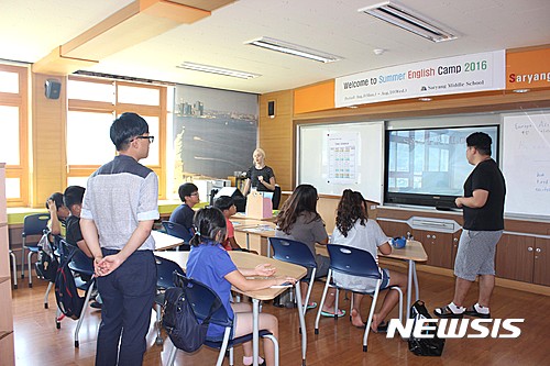 【통영=뉴시스】신정철 기자 = 경남 통영교육지원청은 지난 8일부터 10일까지 섬지역 6개 초·중학교의 학생들을 대상으로 ‘2016.찾아가는 섬마을영어캠프’를 실시했다. 이 캠프에는 통영지역의 섬 지역인 사량면, 한산면, 욕지면에 소재하고 있는 초등학생 4~6학년 42명과 중학생 29명, 총71명이 참가했다. 사진은 사량초교에서 수업중인 모습이다.2016.08.10.(사진=통영교육지원청 제공)&nbsp; photo@newsis.com 