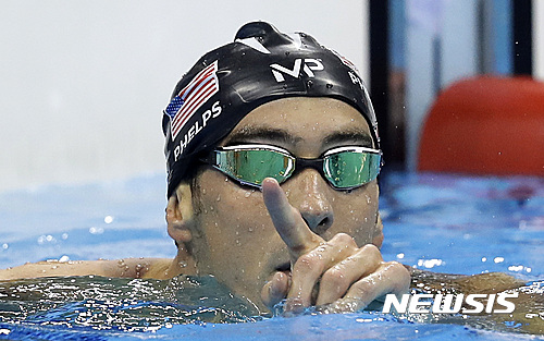 【리우데자네이루=AP/뉴시스】'수영 황제' 마이클 펠프스(31·미국)가 10일(한국시간) 브라질 리우데자네이루의 올림픽 아쿠아틱스 스타디움에서 열린 2016 리우데자네이루올림픽 수영 남자 접영 200m 결승에서 1분53초36의 기록으로 가장 먼저 터치패드를 찍어 금메달을 목에 걸었다.