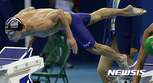 【리우데자네이루=AP/뉴시스】'수영 황제' 마이클 펠프스(31·미국)가 10일(한국시간) 브라질 리우데자네이루의 올림픽 아쿠아틱스 스타디움에서 열린 2016 리우데자네이루올림픽 수영 남자 접영 200m 결승에서 1분53초36의 기록으로 가장 먼저 터치패드를 찍어 금메달을 목에 걸었다.
