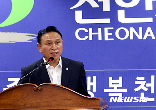 【천안=뉴시스】이종익 기자 = 구본영 천안시장이 10일 오전 천안시청사에서 브리핑을 열고 국토부와 협업해 천안~평택을 잇는 민자고속도로(천안~평택 고속도로 민간투자사업)를 추진중이라고 밝히고 있다. 2016.8.10. (사진=천안시 제공) photo@newsis.com