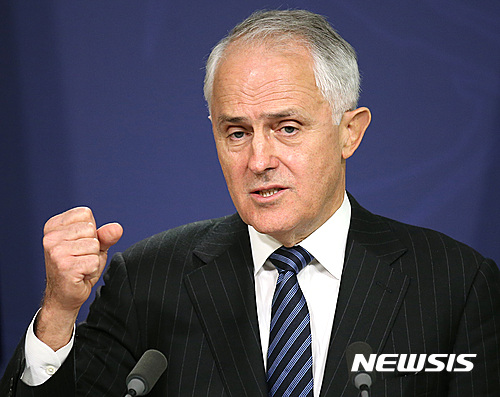 【시드니=AP/뉴시스】말콤 턴불 호주 총리가 31일 동성결혼 합법화 논쟁에 대해 이를 허용할지 여부를 의회 표결이 아닌 국민투표로 결정하자고 야당에 제안했다. 사진은 지난 10일 시드니에서 연설 중인 턴불 총리.2016.08.31