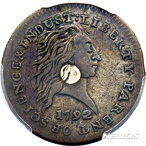 【헤리티지 옥션·AP/뉴시스】미 독립 초기인 1792년 주조된 두 종류의 1센트 짜리 동전 중 하나의 앞면. 현재 단 12개만 남아 있는 것으로 추정되는 이 동전 2개가 10일 캘리포니아주 애너하임에서 열리는 헤리티지 옥션 경매에서 100만 달러(약 10억9550만원)에 낙찰될 것으로 예상된다. 2016.8.10