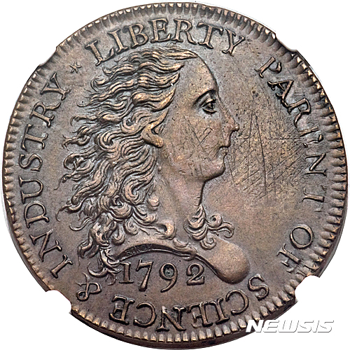 【헤리티지 옥션 ·AP/뉴시스】미 독립 초기인 1792년 주조된 두 종류의 1센트 짜리 동전 중 하나의 앞면. 현재 단 12개만 남아 있는 것으로 추정되는 이 동전 2개가 10일 캘리포니아주 애너하임에서 열리는 헤리티지 옥션 경매에서 100만 달러(약 10억9550만원)에 낙찰될 것으로 예상된다. 2016.8.10