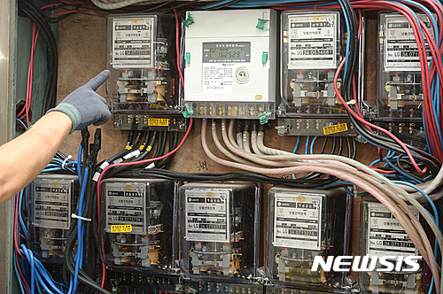 [서울=뉴시스]이영환 기자 = 서울 중구 주택가에서 한국전력 검침원이 전기 계량기를 검침하고 있다. 2016.08.10. 20hwan@newsis.com