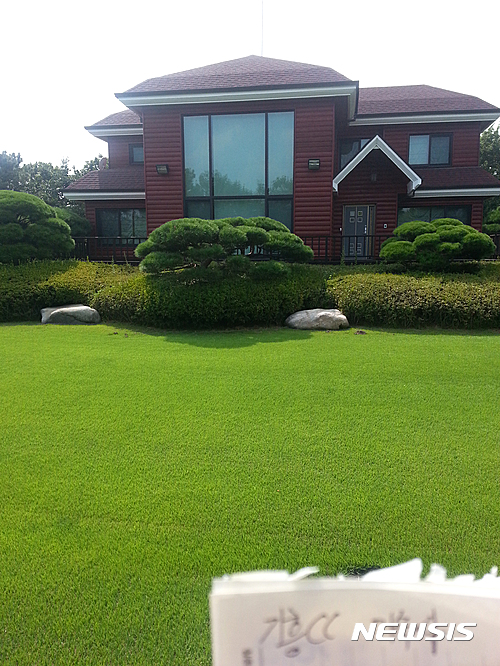 【화성=뉴시스】정재석 기자 = 경기 화성시는 논란이 일고 있는 우병우 청와대 민정수석의 처가 소유 기흥컨트리 클럽 내 건축물의 위반여부를 확인한 결과 기숙사로 사용되지 않았다고 10일 밝혔다.2016.089.10.(사진 = 화성시 제공)&nbsp; photo@newsis.com