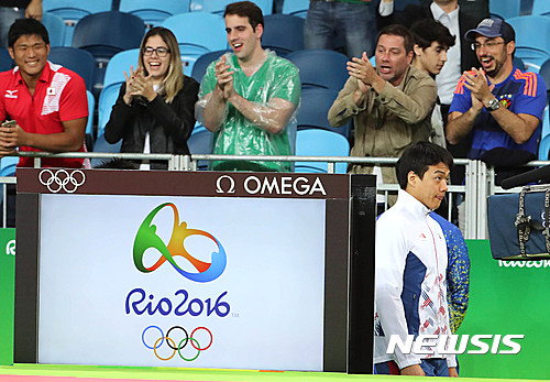 【리우데자네이루(브라질)=뉴시스】 장세영 기자 = 11일(한국시간) 브라질 리우데자네이루 카리오카 경기장2에서 열린 2016 리우올림픽 남자 유도 90kg급에 출전해 동메달을 획득한 한국 곽도한이 시상식을 하기 위해 입장하고 있다. 2016.08.11. photothink@newsis.com