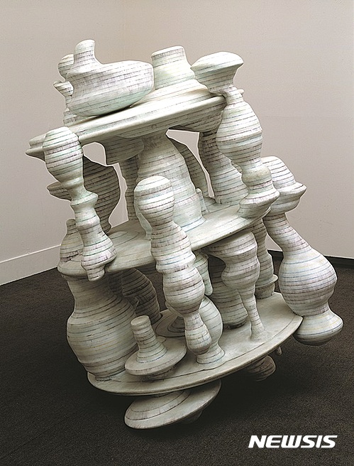 토니 크랙 '표류물' (190×140×140㎝, 플라스틱, 니스와 페인트, 1997) ©Tony Cragg, photo: Uwe Walter