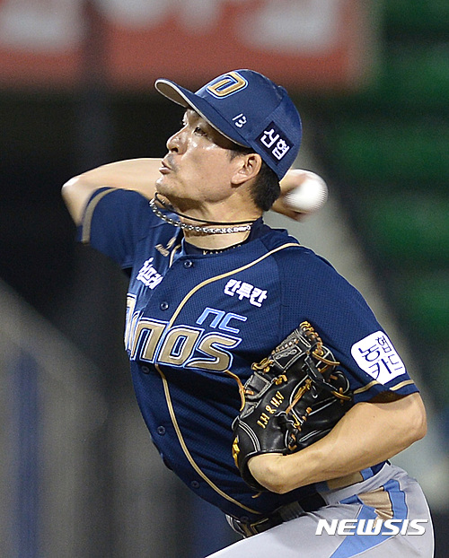 【서울=뉴시스】이영환 기자 = 11일 오후 서울 송파구 잠실야구장에서 열린 '2016 타이어뱅크 KBO리그' LG 트윈스와 NC 다이노스의 경기, 6회말 LG 공격에서 바뀐투수 NC 원종현이 역투하고 있다. 2016.08.11. 20hwan@newsis.com