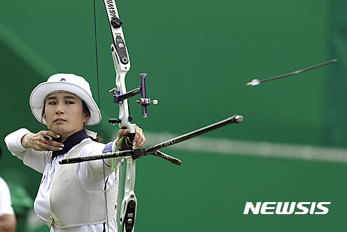 【리우데자네이루=AP/뉴시스】기보배(28·광주시청)는 11일(한국시간) 브라질 리우데자네이루 삼보드로모에서 열린 2016 리우올림픽 양궁 여자 개인 16강전에서 미얀마의 산유위를 세트스코어 6-0(27-26 29-17 29-27)으로 꺾었다.