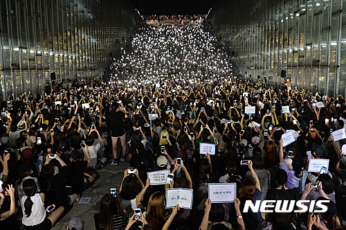 【서울=뉴시스】고승민 기자 = 10일 오후 서울 이화여자대학교에서 재학생과 졸업생들이 최경희 총장 사퇴 촉구 행진을 마친 뒤 ECC에 모여 집회를 하고 있다. 2016.08.13.&nbsp; kkssmm99@newsis.com