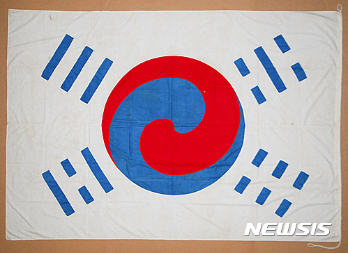【충주=뉴시스】강신욱 기자 = 광복절 71주년을 맞아 충북 충주시 봉방동발전협의회는 충주역에서 시내버스 종점까지 1㎞ 구간에 우리나라에서 가장 오래된 데니 태극기와 김구 서명문 태극기 등 등록문화재 지정 태극기 17점 등 옛 태극기 40점을 게양했다. 사진은 데니 태극기. 2016.08.12. (사진=국립중앙박물관 제공) photo@newsis.com