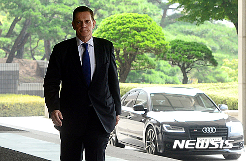 [서울=뉴시스] 조성봉 기자 = '배출 가스 조작' 혐의를 받고 있는 요하네스 타머 아우디폭스바겐코리아 대표가 지난 2016년 8월12일 오전 서울 서초구 서울중앙지검으로 들어서고 있다. 2016.08.12.suncho21@newsis.com