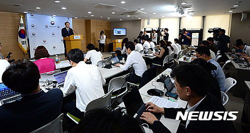 【서울=뉴시스】조수정 기자 = 김현웅 법무부 장관이 12일 오전 서울 세종로 정부서울청사 브리핑실에서 광복절 특별사면 기자회견을 하고 있다. 정부는 광복절 71주년을 맞이해 이재현 CJ그룹회장과 중소.영세 상공인, 서민생계형 형사범, 불우수형자 등 4천876명을 특별 사면하기로 했다. 2016.08.12. chocrystal@newsis.com