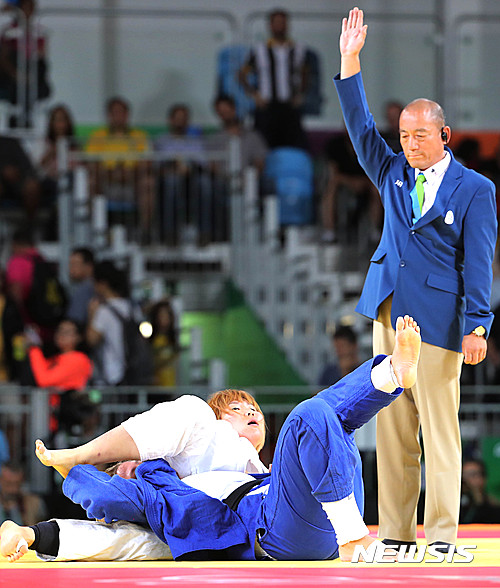 【리우데자네이루(브라질)=뉴시스】 장세영 기자 = 한국 여자유도 김민정이 13일(한국시간) 브라질 리우데자네이루 올림픽파크 카리오리카 아레나 2에서 열린 2016 리우 올림픽 여자 유도 78㎏ 이상급 패자부활전에서 네덜란드의 테시에 사벨코울을 삼각누루기로 한판을 따내고 있다. 2016.08.13. photothink@newsis.com&nbsp; 